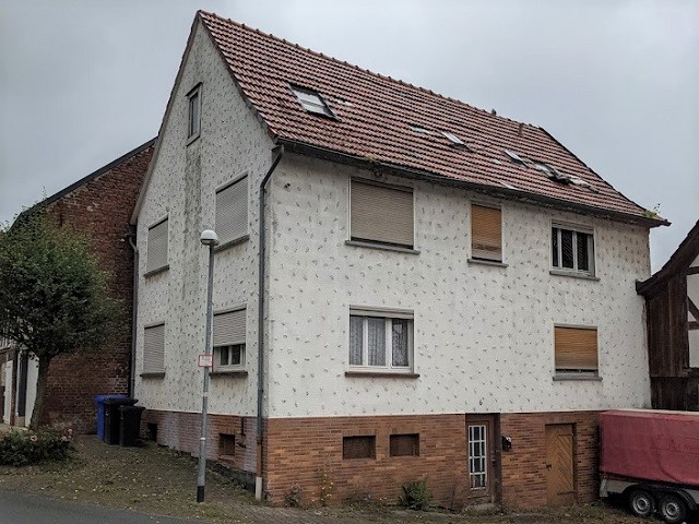 Leerstehendes Wohnhaus innerhalb des historischen Ortskerns von Bottendorf etwa 30 km nördlich der Universitätsstadt Marburg