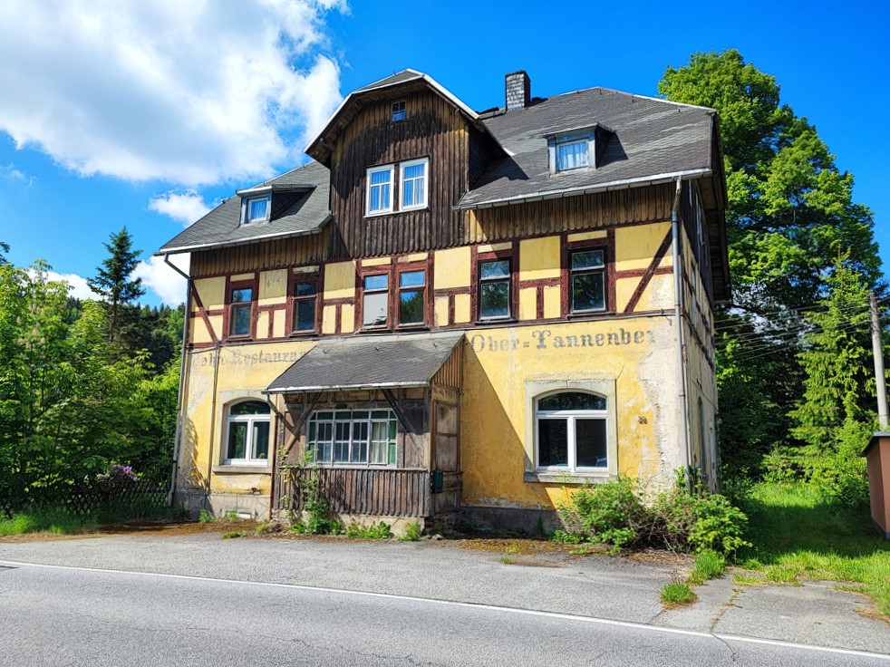 Grundstück mit denkmalgeschütztem Wohngebäude (ehemaliges Bahnrestaurant) **direkt angrenzend an Naturbad Tannenberg**