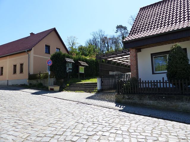 Blick auf Umgebung und Aufstieg zum Luisenberg von der Königstraße aus - Mit Bäumen bewachsene Grünfläche hinter Wohnbebauung ca. 3 Autominuten vom Strandbad Buckow am Schermützelsee entfernt