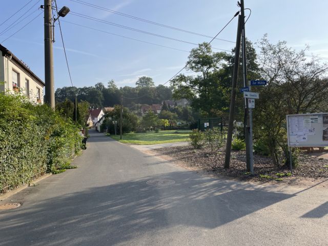 Straßenansicht Talweg Eckbereich Zur Mühle - Über 9.500 m² Grünfläche teilweise mit Baum-/Strauchbewuchs neben Wohngrundstücken - Lage teilweise im Innenbereich