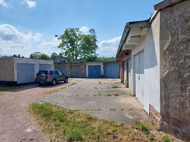 Blick auf den Verkaufsgegenstand - 12 vermietete/verpachtete Garagen in der Kreisstadt Köthen ** Jahreserlös rund 2.400 Euro**