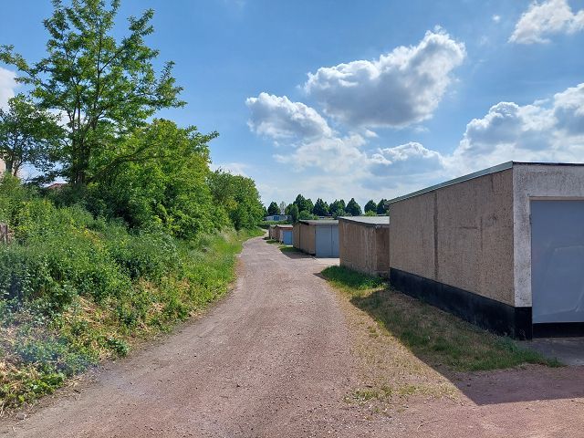 Blick auf den Verkaufsgegenstand, Zufahrtsweg und die Umgebung - 12 vermietete/verpachtete Garagen in der Kreisstadt Köthen ** Jahreserlös rund 2.400 Euro**