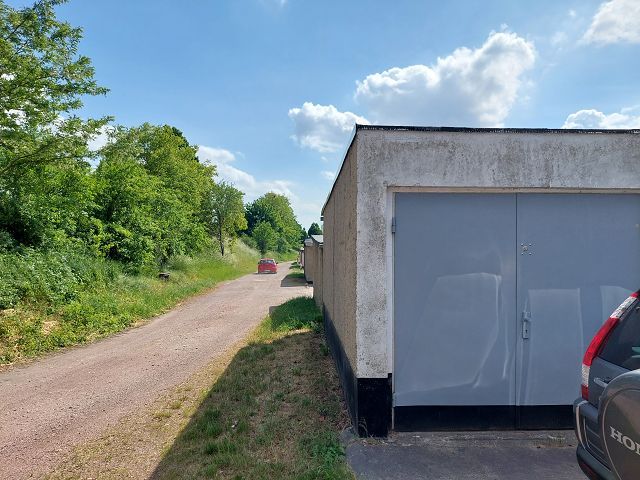 Blick auf den Verkaufsgegenstand, Zufahrtsweg und die Umgebung - 12 vermietete/verpachtete Garagen in der Kreisstadt Köthen ** Jahreserlös rund 2.400 Euro**