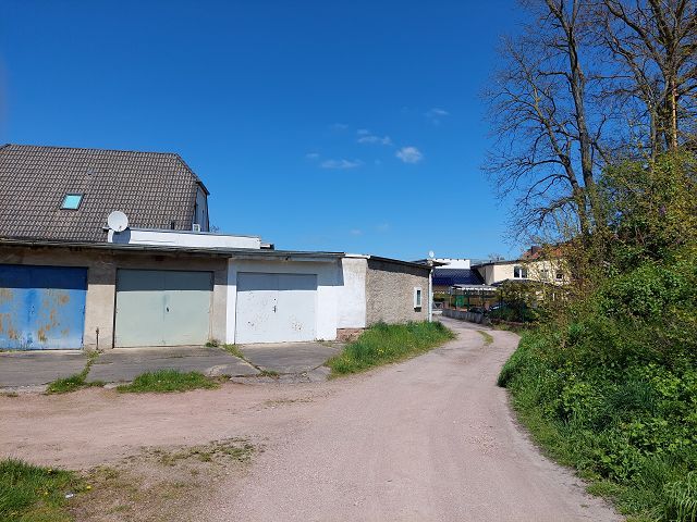 Blick auf den Verkaufsgegenstand und Zufahrtsweg - 12 vermietete/verpachtete Garagen in der Kreisstadt Köthen ** Jahreserlös rund 2.400 Euro**