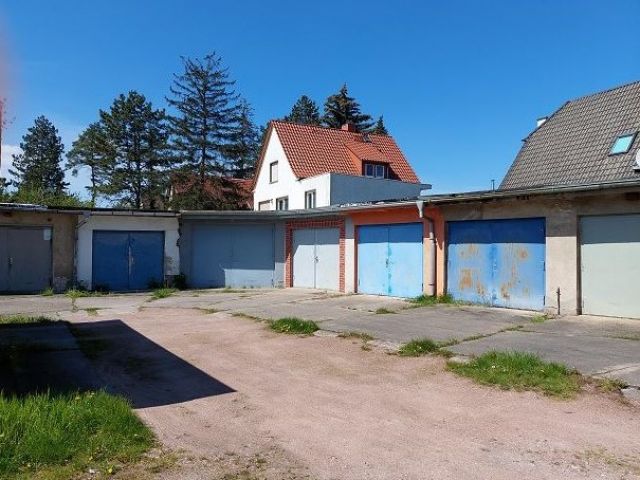 Blick auf den Verkaufsgegenstand mit Umgebung - 12 vermietete/verpachtete Garagen in der Kreisstadt Köthen ** Jahreserlös rund 2.400 Euro**