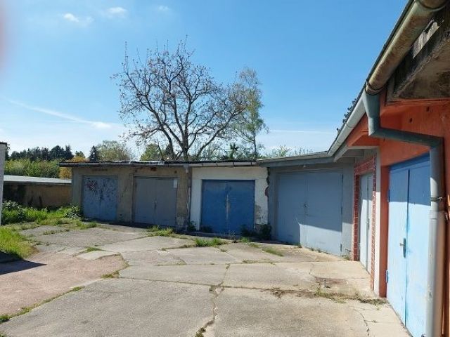 Blick auf den Verkaufsgegenstand - 12 vermietete/verpachtete Garagen in der Kreisstadt Köthen ** Jahreserlös rund 2.400 Euro**