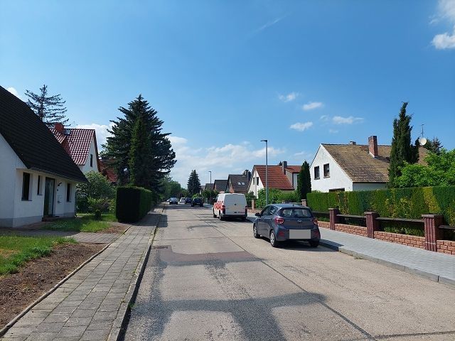 Blick in die Heinrich-Heine-Straße - 12 vermietete/verpachtete Garagen in der Kreisstadt Köthen ** Jahreserlös rund 2.400 Euro**