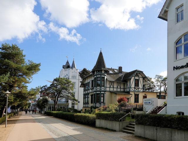 Blick auf Promenade im Ostseebad Zinnowitz - Waldfläche auf der Insel Usedom **nahe Ostseestrand von Zinnowitz**