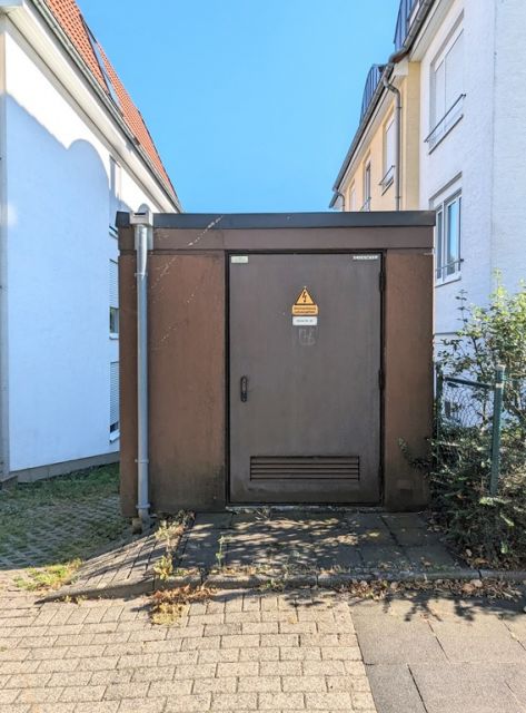 Blick auf die Verkaufsfläche und Nachbarbebauung - Grundstück mit Umspannstation in der Klingenstadt Solingen