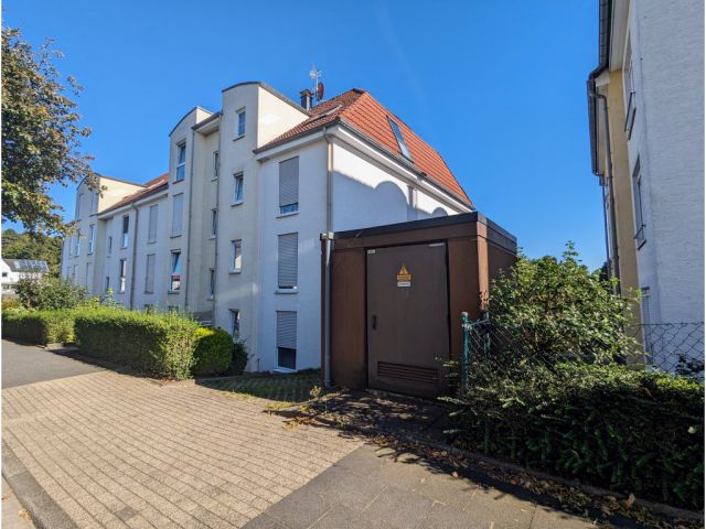 Blick auf die Verkaufsobjekt und angrenzende Bebauung - Grundstück mit Umspannstation in der Klingenstadt Solingen