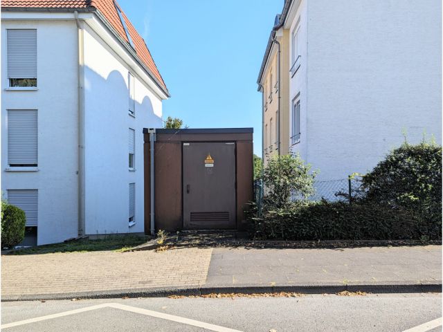 Blick auf Verkaufsobjekt und Nachbarbebauung - Grundstück mit Umspannstation in der Klingenstadt Solingen