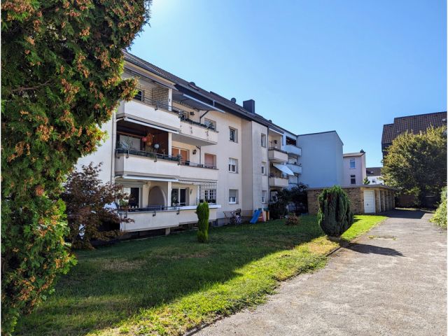 Blick auf Nachbarbebauung und Verkaufsgegenstand - Befestigte Zufahrt zwischen Wohnhäusern in einem Wohngebiet