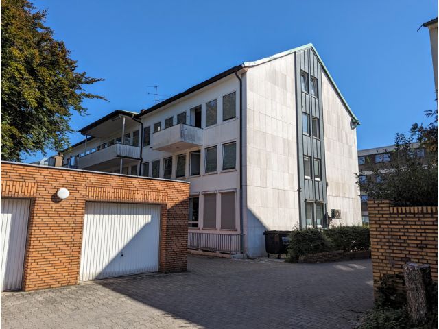 Blick vom Verkaufsobjekt in die Umgebung - Befestigte Zufahrt zwischen Wohnhäusern in einem Wohngebiet