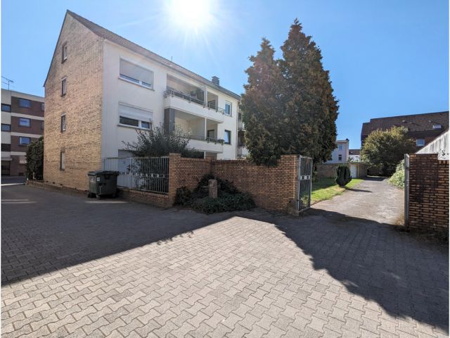 Blick auf Verkaufsobjekt und Nachbarbebauung - Befestigte Zufahrt zwischen Wohnhäusern in einem Wohngebiet