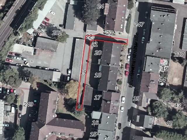 Lageskizze mit Luftbildunterlegung - Befestigte Zufahrt zwischen Wohnhäusern in einem Wohngebiet