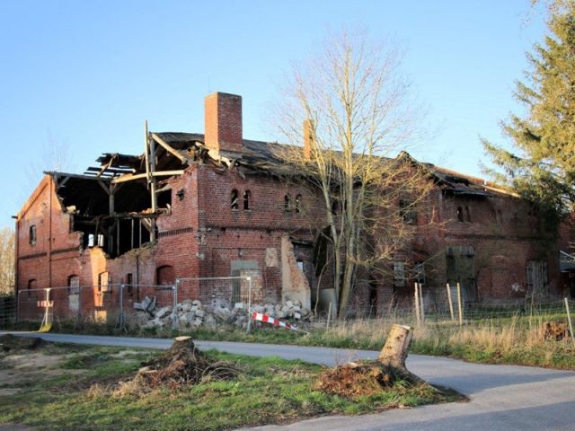 Blick auf Verkaufsobjekt und Umgebung - Ruinöses, ehemaliges Speichergebäude auf Bauland - ca. 35 km von Greifswald, Stralsund und der Ostsee entfernt