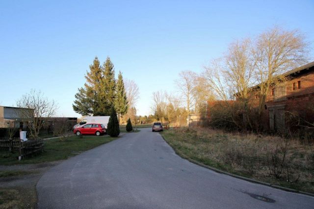 Blick auf Verkaufsobjekt rechts und Umgebung - Ruinöses, ehemaliges Speichergebäude auf Bauland - ca. 35 km von Greifswald, Stralsund und der Ostsee entfernt