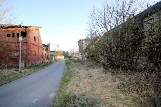Blick auf Verkaufsobjekt links und Umgebung - Ruinöses, ehemaliges Speichergebäude auf Bauland - ca. 35 km von Greifswald, Stralsund und der Ostsee entfernt