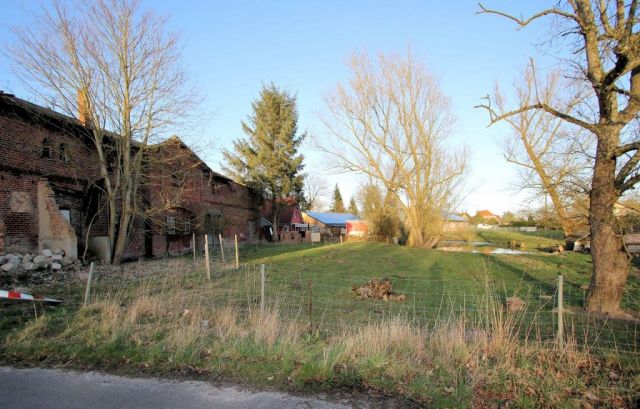 Blick auf südliches Nachbargrundstück und Verkaufsobjekt links - Ruinöses, ehemaliges Speichergebäude auf Bauland - ca. 35 km von Greifswald, Stralsund und der Ostsee entfernt