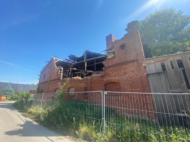Blick auf Verkaufsobjekt und Umgebung - Ruinöses, ehemaliges Speichergebäude auf Bauland - ca. 35 km von Greifswald, Stralsund und der Ostsee entfernt
