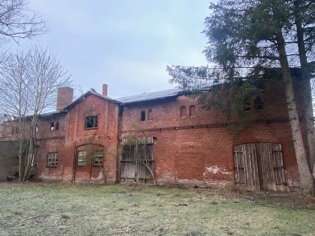 Blick vom südlichen Nachbargrundstück auf Verkaufsobjekt - Ruinöses, ehemaliges Speichergebäude auf Bauland - ca. 35 km von Greifswald, Stralsund und der Ostsee entfernt
