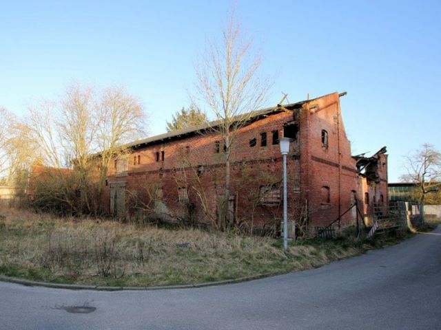 Blick auf Verkaufsobjekt und Umgebung - Ruinöses, ehemaliges Speichergebäude auf Bauland - ca. 35 km von Greifswald, Stralsund und der Ostsee entfernt