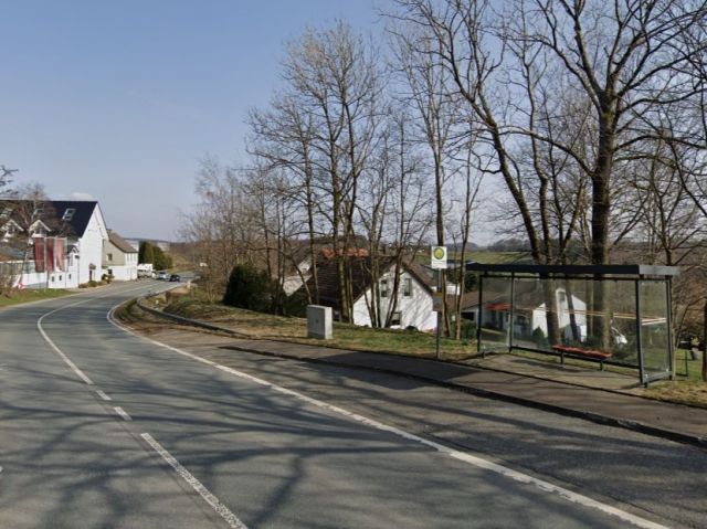 Verkaufsgegenstand und Umgebung - Straßenbegleitende Freifläche an der B 237 in Kiersperhagen **unmittelbar angrenzend an Bushaltestelle der Linie 94**