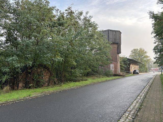 Blick auf den Verkaufsgegenstand mit Umgebung - Denkmalgeschützter ehemaliger Wasserturm mit Ölbunker am Bahnhof Elsterwerda-Biehla