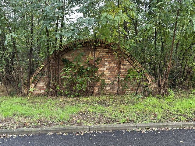 Blick auf den Ölbunker - Denkmalgeschützter ehemaliger Wasserturm mit Ölbunker am Bahnhof Elsterwerda-Biehla