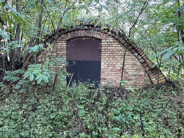 Blick auf den Ölbunker - Denkmalgeschützter ehemaliger Wasserturm mit Ölbunker am Bahnhof Elsterwerda-Biehla