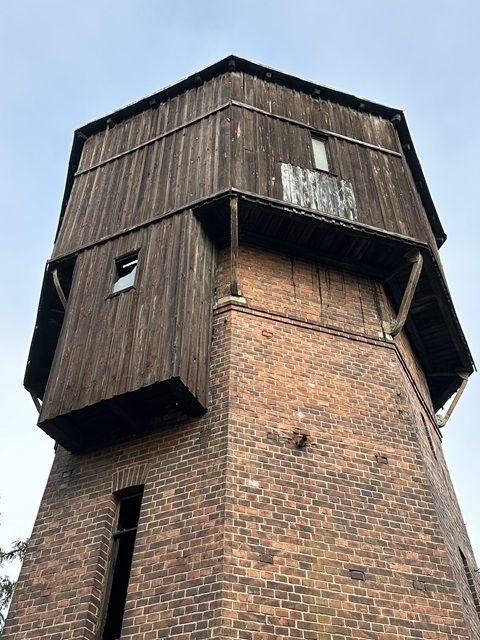 Detail Wasserturm - Denkmalgeschützter ehemaliger Wasserturm mit Ölbunker am Bahnhof Elsterwerda-Biehla