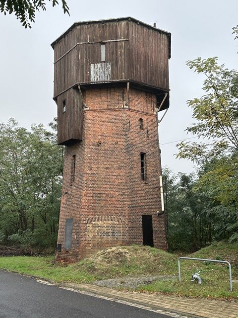 Blick auf den Verkaufsgegenstand - Denkmalgeschützter ehemaliger Wasserturm mit Ölbunker am Bahnhof Elsterwerda-Biehla