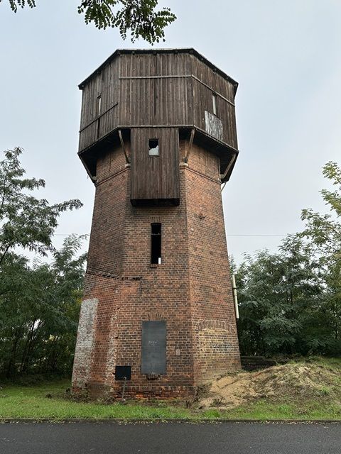 Blick auf den Verkaufsgegenstand - Denkmalgeschützter ehemaliger Wasserturm mit Ölbunker am Bahnhof Elsterwerda-Biehla