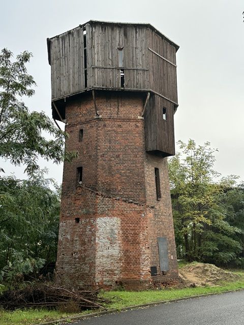 Blick auf den Verkaufsgegenstand - Denkmalgeschützter ehemaliger Wasserturm mit Ölbunker am Bahnhof Elsterwerda-Biehla