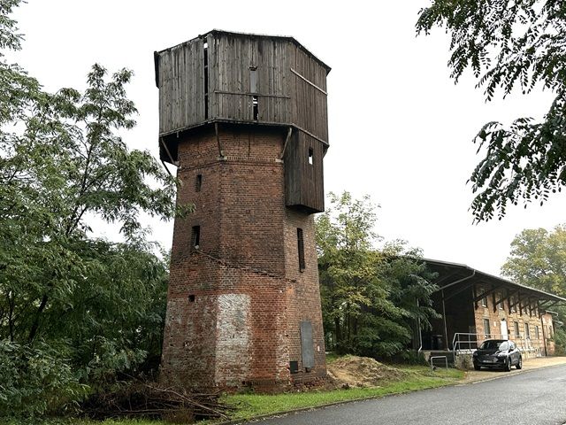Blick auf den Verkaufsgegenstand mit Umgebung - Denkmalgeschützter ehemaliger Wasserturm mit Ölbunker am Bahnhof Elsterwerda-Biehla