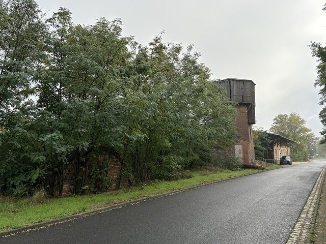 Blick auf den Verkaufsgegenstand mit Umgebung - Denkmalgeschützter ehemaliger Wasserturm mit Ölbunker am Bahnhof Elsterwerda-Biehla