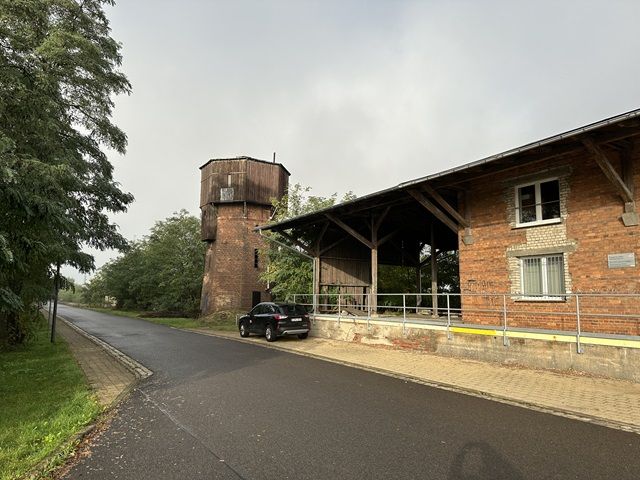 Blick auf den Verkaufsgegenstand mit Umgebung - Denkmalgeschützter ehemaliger Wasserturm mit Ölbunker am Bahnhof Elsterwerda-Biehla