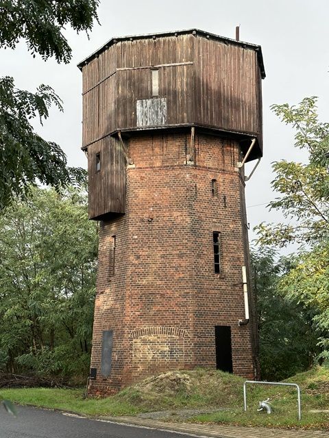 Blick auf den Verkaufsgegenstand - Denkmalgeschützter ehemaliger Wasserturm mit Ölbunker am Bahnhof Elsterwerda-Biehla
