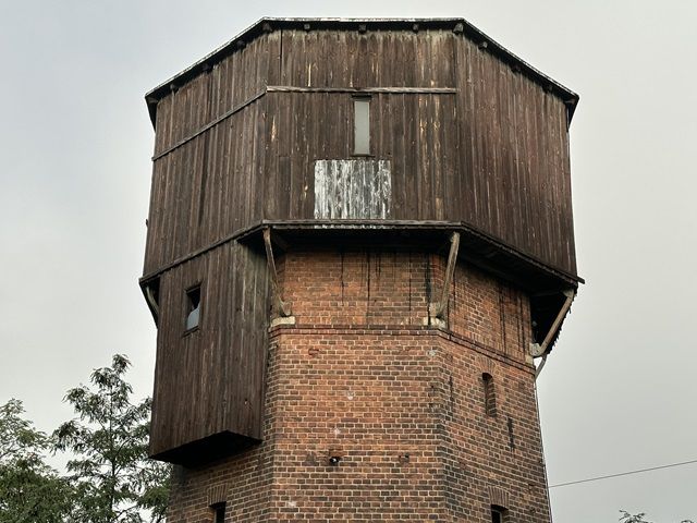 Detail Wasserturm - Denkmalgeschützter ehemaliger Wasserturm mit Ölbunker am Bahnhof Elsterwerda-Biehla