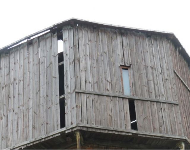 Schäden am Behältergeschoss - Denkmalgeschützter ehemaliger Wasserturm mit Ölbunker am Bahnhof Elsterwerda-Biehla