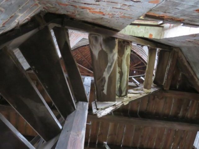 Pilzbefall an der Treppe - Denkmalgeschützter ehemaliger Wasserturm mit Ölbunker am Bahnhof Elsterwerda-Biehla