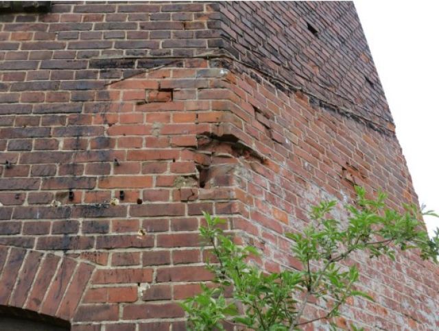 Schäden an der Fassade - Denkmalgeschützter ehemaliger Wasserturm mit Ölbunker am Bahnhof Elsterwerda-Biehla