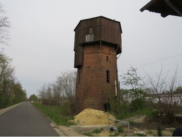 Blick auf den Verkaufsgegenstand mit Umgebung - Denkmalgeschützter ehemaliger Wasserturm mit Ölbunker am Bahnhof Elsterwerda-Biehla