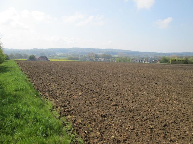 Blick auf Verkaufsfläche und Umgebung - Kleine vertragslos genutzte Ackerfläche am Ortsrand von Wellendorf und an der A33
