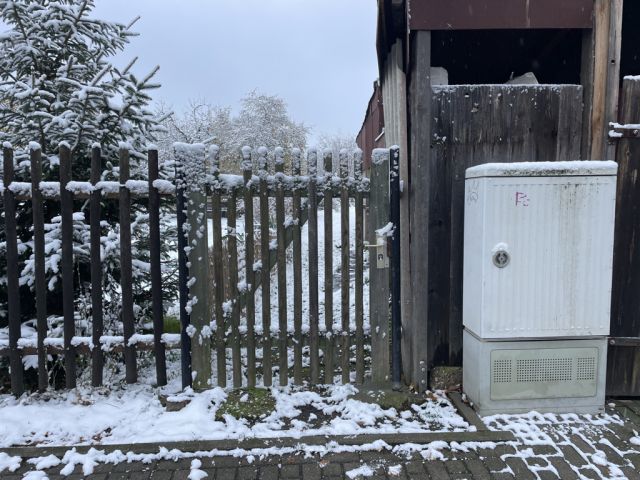 Blick auf das Tor und die Zuwegung von Osten - Vertragsfreier Eigentumsgarten in Rötha nahe des ´Stausee Rötha´ und ca. 15 km südlich von Leipzig