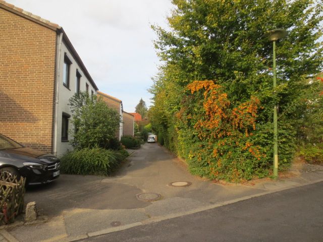 Blick auf den Verkaufsgegenstand mit Umgebung - Verkehrsfläche vor Wohnhäusern in Lübeck ca. 2,6 km nordwestlich der Altstadt