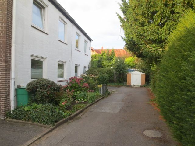 Blick auf den Verkaufsgegenstand mit Umgebung - Verkehrsfläche vor Wohnhäusern in Lübeck ca. 2,6 km nordwestlich der Altstadt