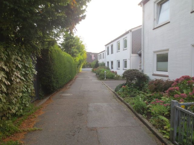Blick auf den Verkaufsgegenstand mit Umgebung - Verkehrsfläche vor Wohnhäusern in Lübeck ca. 2,6 km nordwestlich der Altstadt