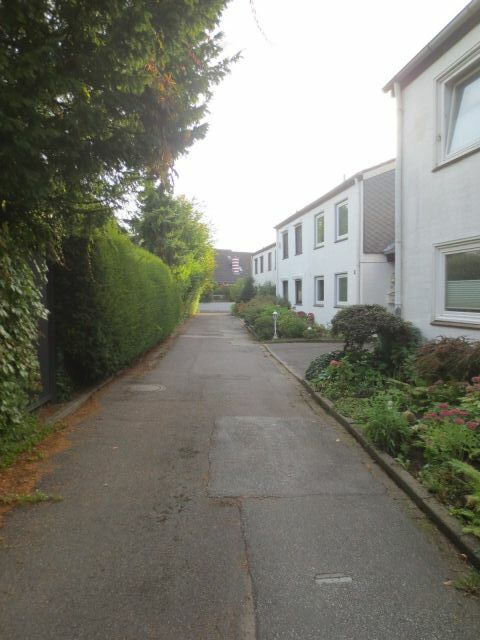 Blick auf den Verkaufsgegenstand mit Umgebung - Verkehrsfläche vor Wohnhäusern in Lübeck ca. 2,6 km nordwestlich der Altstadt