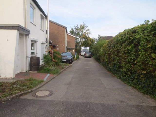 Blick auf den Verkaufsgegenstand mit Umgebung - Teil einer Verkehrsfläche in einem Wohngebiet von Lübeck
